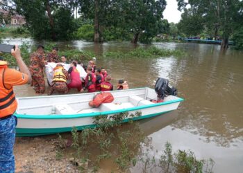 ANGGOTA bomba mengusung mayat 
Muhammad Harraz Ilman Mohd. Syahril Redhuan yang ditemukan lemas di Sungai Tok Hakim berdekatan Kampung Tok Hakim, Kuala Terengganu. - UTUSAN/TENGKU DANISH BAHRI TENGKU YUSOFF