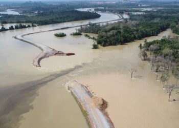 KEADAAN benteng di Projek Lembangan Sungai Bersepadu (PLSB) Sungai Golok di Rantau Panjang, Kelantan-UTUSAN/KAMARUL BISMI KAMARUZAMAN