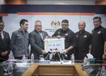 TIONG King Sing bersama Ab Rauf Yusoh ketika sidang akhbar sempena Mesyuarat Kick-Off bagi Penganjuran World Tourism Day (WTD) dan World Tourism Conference (WTC) 2025 di Putrajaya. - UTUSAN/FAIZ ALIF ZUBIR
