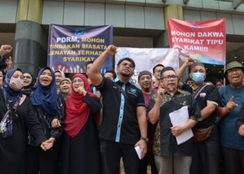 HISHAMUDDIN Hashim bersama para mangsa kes penipuan pakej umrah di pekarangan Jabatan Siasatan Jenayah Komersial, Menara KPJ, Kuala Lumpur hari ini. - UTUSAN/SYAKIR RADIN