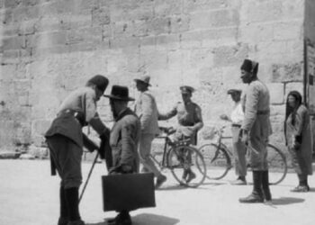 Sekitar tahun 1929 ketika itu polis Palestin melakukan spot check seorang Yahudi di pintu Yafa.  Suasana begitu aman di Palestin waktu itu. Yahudi boleh hidup damai di bawah pemerintahan orang Islam. Namun pada 1948, Palestin hancur di tangan Yahudi. Negara haram Israel dirasmikan. Banyak pengajaran dan iktibar boleh dikutip untuk mereka yang berfikir.