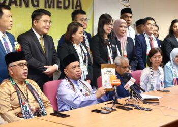 SAARANI Mohamad menunjukkan dokumen ucapan Belanjawan Perak 2024 dalam sidang akhbar selepas sesi pembentangannya di Persidangan Dewan Undangan Negeri Perak, semalam. /MUHAMAD NAZREEN SYAH MUSTHAFA