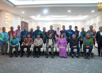 Zambry Abdul Kadir 
bersama dengan hadirin pada Majlis  Makan Malam dan Ramah Mesra Menteri Pengajian Tinggi bersama Naib-naib Canselor Universiti Awam Malaysia yang turut dihadiri oleh Timbalan
Ketua Setiausaha (Dasar) Kementerian Pendidikan Tinggi, Dato’ Dr. Haji Megat Sany Megat Ahmad Supian dan Ketua Pengarah Pendidikan
Tinggi, Prof. Dr. Azlinda Azman di Kuala Lumpur, baru-baru ini.