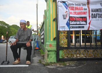 MOHD. Said menjadi pengundi terawal yang beratur di pusat mengundi di SK Kerteh Baru, Kemaman, hari ini. - UTUSAN/PUQTRA HAIRRY ROSLI