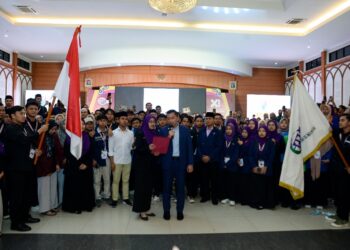 SHAMSUL Aiman Mua’mar Shamsul Bahrin mengetuai bacaan ikrar Persatuan Mahasiswa bahasa Arab se-ASEAN di Jakarta, Indonesia baru-baru ini.