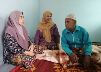 ISMAIL Musa bersama dua anaknya, Fatimah (kiri) dan Kamariah di PPS Kampung Kemat, Hulu Terengganu, hari ini. - UTUSAN/NOOR HAYATI MAMAT