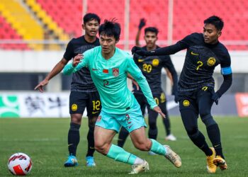 KAPTEN Skuad B-23, Mukhairi Ajmal cuba menghalang pemain China B-23 dalam aksi persahabatan di i Stadium Jinshan, China hari ini.