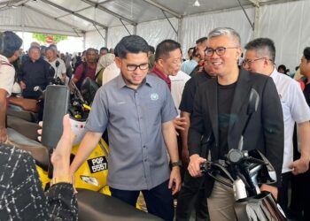 TENGKU Zafrul Tengku Abdul Aziz menunjukkan motosikal elektrik pada Program Setahun Bersama Kerajaan Madani di pekarangan Stadium Nasional Bukit Jalil, Kuala Lumpur.