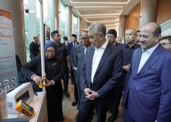 AHMAD Zahid hAMIDI melawat pameran pada Majlis Peluncuran Transformasi Politeknik 2023 - 2030 di Putrajaya. - UTUSAN/FAISOL MUSTAFA