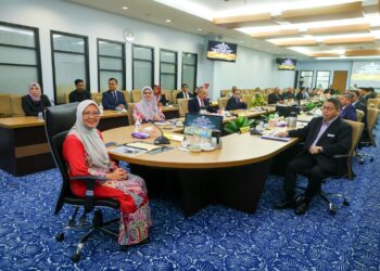 ZALIHA Mustafa (kiri) bergambar sebelum sesi Taklimat Khas Bersama Jabatan Wilayah Persekutuan dan Agensi di Menara Seri Wilayah, pUTRAJAYA. - UTUSAN/FAISOL MUSTAFA