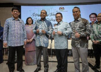 ZAMBRY Abd. Kadir menghadiri sesi ‘clock in’ bersama timbalan menteri di pekarangan lobi Kementerian Pendidikan Tinggi (KPT) pUTRAJAYA. - UTUSAN/FAIZ ALIF ZUBIR
