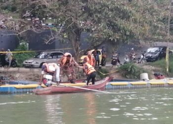 OPERASI mencari seorang lelaki yang dikhuatiri lemas selepas dilanda arus deras di Tasik Gubir, Sik.