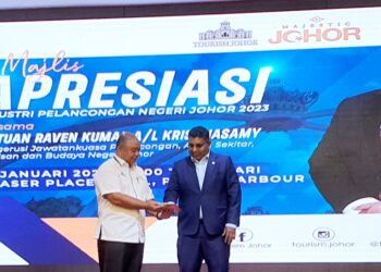 RAVEN KUMAR (kanan)  meletakkan tapak tangan atas tablet dipegang Suhairi Hashim sebagai gimik pelancaran Kalendar Pelancongan dan Pelan Strategik Pelancongan Johor 2022–2027 di Hotel Fraser Place, Iskandar Puteri.