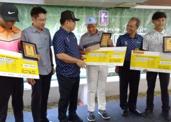 Sulaiman Md. Ali bersama tiga pemain remaja yang menerima isentif pada majlis Kecemerlangan Golf Remaja PGNM di Kelab Golf Ayer Keroh & Country, Ayer Keroh, Melaka. UTUSAN/AMRAN MULUP