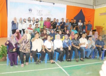 AZJURIYAHTI Azlan (duduk enam dari kiri) dan Pengarah Eksekutif LPHP, Ismayati Ismail (lima kiri) mengadakan  perjumpaan bersama bakal pembeli di Felda Jengka 1, baru-baru ini.