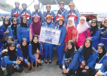 SABARIAH Saidan (tengah ) bersama anggota APM selepas melancarkan Kampung Siaga 221 di Bera, Pahang baru- baru ini. 
– UTUSAN/ SALEHUDIN MAT RASAD