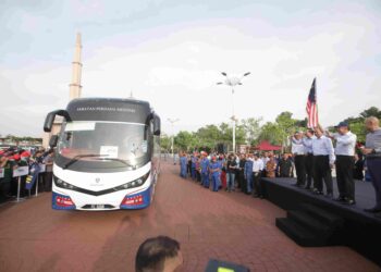 ANWAR Ibrahim melepaskan pasukan sukarelawan penjawat awam pasca banjir ke Johor di Putrajaya. - UTUSAN/FAISOL MUSTAFA