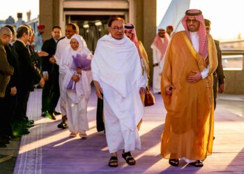ANWAR Ibrahim dan rombongan tiba di Arab Saudi disambut Putera Saud Abdullah Jalawi Al Saud. - PEJABAT PERDANA MENTERI