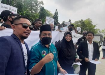 AZMI Mohd Tahir (dua dari kiri) ketika sidang akhbar selepas penyerahan memorandum di perkarangan KWSP, Kwasa Damansara.