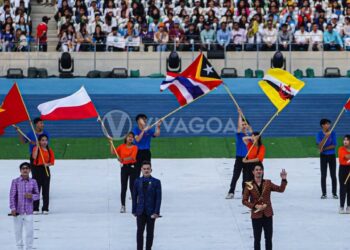 BENDERA Indonesia yang terbalik ketika upacara pembukaan Sukan SEA Kemboja semalam.