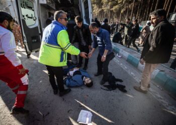 PERKHIDMATAN kecemasan Iran tiba di tapak di mana dua letupan berturut-turut mengenai orang ramai berhampiran Masjid Saheb al-Zaman di bandar Kerman di selatan Iran.-AFP