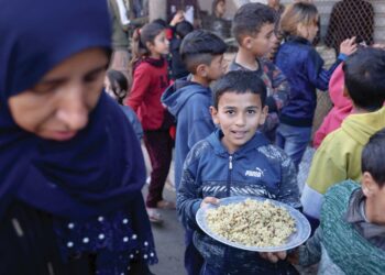 Perang yang dicetuskan oleh rejim Israel di Gaza menyebabkan ramai kanak-kanak Palestin kini hidup merempat, makan tidak menentu dan terpaksa melupakan persekolahan mereka. - AFP