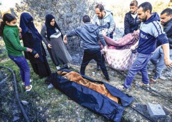 ORANG ramai menyusun mayat ditemukan di bawah runtuhan rumah yang digunakan sebagai tempat perlindungan oleh keluarga Palestin semasa serangan Israel ke atas Rafah di selatan Semenanjung Gaza, kelmarin. - AFP