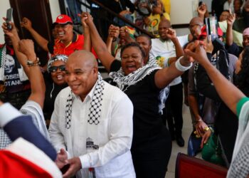 PENYOKONG pro-Palestin di Pejabat Kedutaan Palestin, Pretoria menunjukkan reaksi gembira selepas menyaksikan keputusan Mahkamah Keadilan Antarabangsa (ICJ) di The Hague, Belanda, semalam.-AFP