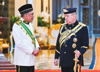 Sultan Ibrahim Iskandar bertitah kepada Anwar Ibrahim selepas baginda  selesai melafaz dan menandatangani surat sumpah sebagai Yang di-Pertuan Agong Ke-17 di Istana Negara semalam.