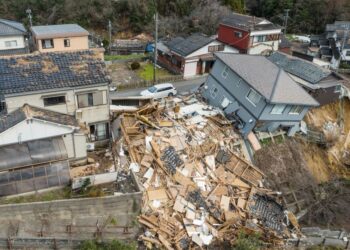 GAMBAR pemandangan dari udara menunjukkan beberapa kediaman rosak dan runtuh di Wajima, wilayah Ishikawa akibat gempa bumi. - AFP