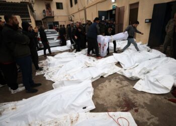 JENAZAH rakyat Palestin yang terbunuh dalam serangan Israel, diletakkan di perkarangan hospital Al-Aqsa di Deir Al-Balah, Semenanjung Gaza. - AFP