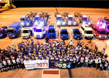 KAKITANGAN Northport meraikan kejayaan mencatat rekod baharu kendalian kargo konvensional sempena sambutan Tahun Baharu 2024.