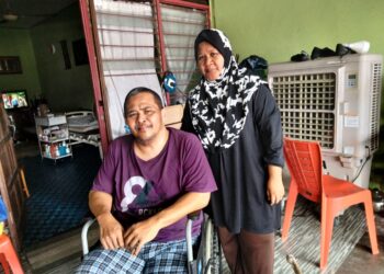 JAMAIL Abd. Rahman ditemani Rozita Tumirin menunjukkan kaki kirinya yang dipotong akibat penyakit kencing manis di Rumah Murah Benut, Pontian.