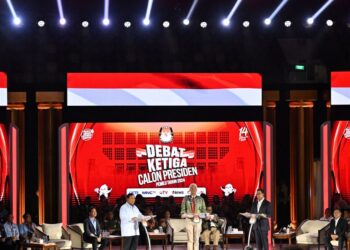 CALON presiden Indonesia, Prabowo Subianto (kiri), Ganjar Pranowo (tengah) dan Anies Baswedan (kanan) menyertai debat kempen Pemilu 2024. - AFP