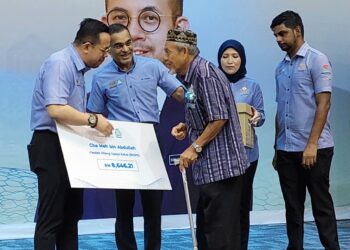 STEVEN Sim (depan, tengah) bersama sebahagian daripada kakitangan Perkeso serta pencarum yang menerima faedah daripada pertubuhan tersebut di Seberang Jaya, Pulau Pinang, semalam.