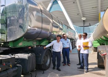 CHOW Kon Yeow (kiri) ketika meninjau tangki jumbo yang disediakan PBAPP bagi menghadapi gangguan air selama empat hari bermula Rabu di pekarangan Stadium Bandaraya, George Town, Pulau Pinang.