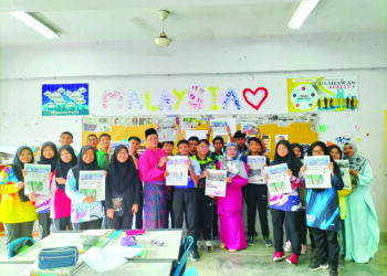 Pengetua Maktab Rendah Sains Mara (MRSM) Balik Pulau, Pulau Pinang, Ibrahim Abdullah (tengah) bersama para pelajar yang menggunakan akhbar Utusan Malaysia sebagai medium pembelajaran.