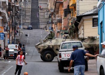 ANGGOTA tentera menggunakan kereta kebal semasa melakukan rondaan di Quito. - AFP 