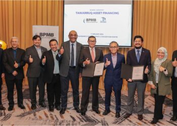 RONI Abdulwahab (tiga, kanan) dan Mohammad Azlan Abdullah (lima, kanan)  bersama wakil daripada Bank Pembangunan Malaysia Berhad dan PROLINTAS.