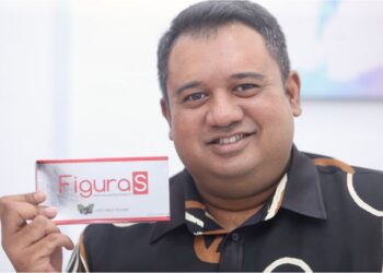 MOHD. HAFIZ KHALID menunjukkan antara produk keluaran Figura International.