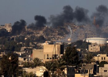 KEPULAN asap akibat bedilan bom tentera Israel di lihat di ruang udara bandar Khan Yunis di selatan Semenanjung Gaza.-AFP