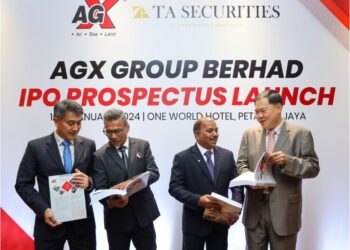PENGARAH Eksekutif dan Ketua Pegawai Eksekutif Kumpulan AGX Group Berhad, Datuk Ponnudorai A/L Periasamy (dua, kanan) bersama Pengarah Eksekutif dan Pengarah Urusan AGX Group Berhad, Jayasielan A/L Gopal (dua, kiri); Pengarah Eksekutif dan Pengarah Urusan AGX Singapura, Penu Mark (kiri) dan Pengarah Eksekutif dan Pengarah Urusan AGX Myanmar, Peter Neo Lip Pheng pada Pelancaran Prospektus AGX Group Berhad bersempena penyenaraian di Bursa Malaysia. - UTUSAN/SADDAM YUSOFF