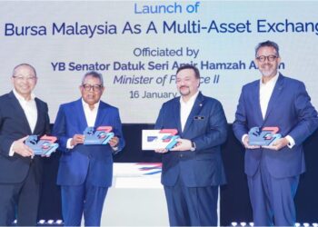 AMIR Hamzah Azizan (dua, kanan); Pengerusi Bursa Malaysia, Tan Sri Abdul Wahid Omar (kiri), Ketua Pegawai Eksekutif Bursa Malaysia, Datuk Muhamad Umar Swif (kanan), dan Pengerusi Suruhanjaya Sekuriti Malaysia, Datuk Seri Dr. Awang Adek Hussin pada Majlis Pelancaran Bursa Pelbagai Aset dan Logo Baharu Bursa Malaysia, di Bursa Malaysia hari ini. - UTUSAN/SHIDDIEQIIN ZON