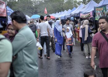 BAZAR Ramadan menjadi tumpuan umat Islam mendapatkan juadah berbuka puasa. - GAMBAR HIASAN