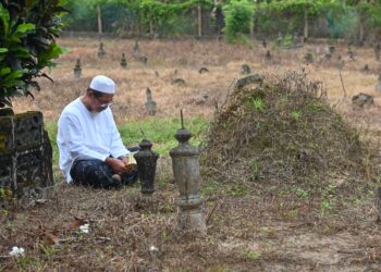 APABILA seorang muslim meninggal dunia,
terputuslah semua amalnya, kecuali tiga
perkara iaitu sedekah, ilmu dan anak yang
mendoakannya. – UTUSAN/PUQTRA HAIRRY