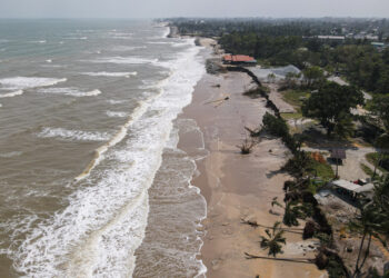 KENAIKAN paras air laut di Malaysia menyebabkan perubahan  zikal yang mengakibatkan banjir
di kawasan rendah dan pesisir Malaysia seperti Terengganu, Kedah dan Selangor. – UTUSAN/PUQTRA
HAIRRY