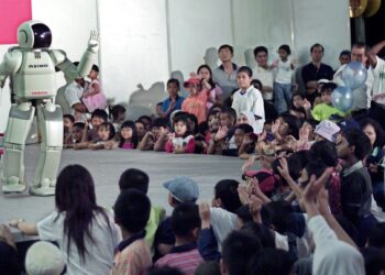 IBU bapa perlu memberi sokongan kepada anak-anak sekiranya mereka berminat mendalami ilmu  Pendidikan dan Latihan Teknikal dan Vokasional (TVET)  memandangkan sektor ini membawa pulangan yang lumayan. – AFP