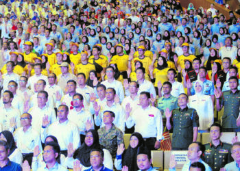 KERAJAAN disaran menaikkan gaji penjawat awam sebelum melaksanakan pemansuhan skim pencen. - GAMBAR HIASAN/UTUSAN