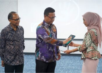 DR. Mohd. Zuhan Mohd. Zain menyentuh skrin pelancaran portal IPR Marketplace 2.0 oleh MyIPO di Menara MyIPO, Petaling Jaya, semalam.  – UTUSAN/SHIDDIEQIIN ZON