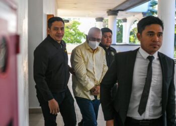 MAZLAN Hashim (tengah) diiringi pegawai SPRM ketika berdepan dua pertuduhan rasuah dan satu pertuduhan pemindahan wang daripada aktiviti haram di Mahkamah Sesyen Alor Setar, hari ini. - UTUSAN/ SHAHIR NOORDIN
